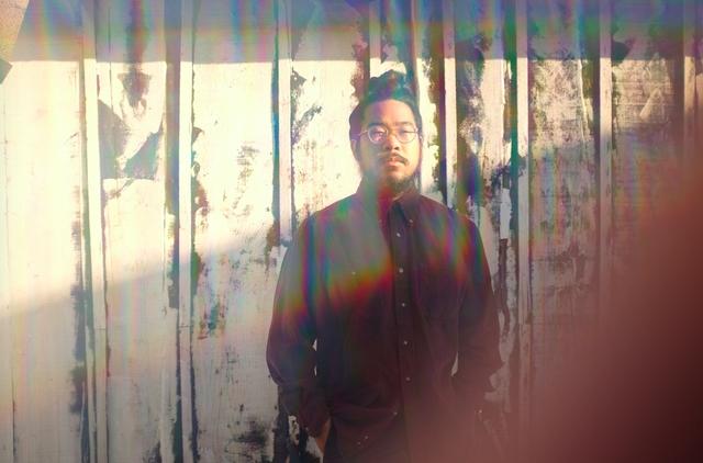 画像: 【Mndsgn】 自身でキーボード、 ビートメイキング、歌もこなすLAシーン屈指の次世代ビートメーカー/プロデューサー: マインドデザイン。 ニュージャージーで生まれ育ったマインドデザインは、ゴスペルミュージックやB-Boyカルチャー、90s R&Bから多大な影響を受け、10代からビートメイキングを始める。同世代のレーベルメイトでもあるノレッジと出会い交流を深め、共にLAへ拠点を移す。ヒップホップ/ビート/エレクトロニカなど多方面から高い評価を得ることに成功し、デトロイトのラッパー: ダニー・ブラウンへの楽曲提供や、日本でもSpace Shower TVのCMに楽曲が抜擢された。2017年2月には、東京でソロライブを@Sound Museum Visionで行い1,000人オーバーの動員をした他、初のバンドセットを日本の次世代バンドD.A.N.と対バン形式で@WWW Xで披露。前売りチケットが即完するまでの注目を集め、大きな反響を呼んだ。