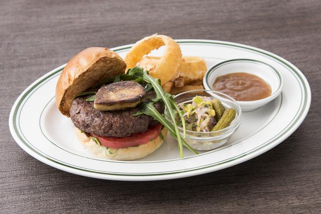 画像1: 「プライムビーフ&フォアグラバーガー 湘南野菜のコールスロー添え」2,600円
