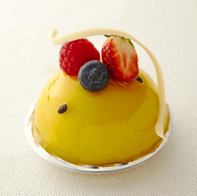 画像: <新作> 「パッションフルーツムース」 ホールケーキ ¥2,160(¥2,000)/カットケーキ ¥540(¥500) フロマージュブランのムースの上にアプリコット・マンゴー・パイナップルをつぶしたジャムを、パッションフルーツとマンゴーのムースで包みました。