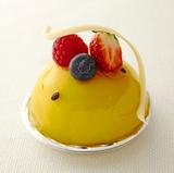 画像: <新作> 「パッションフルーツムース」 ホールケーキ ¥2,160(¥2,000)/カットケーキ ¥540(¥500) フロマージュブランのムースの上にアプリコット・マンゴー・パイナップルをつぶしたジャムを、パッションフルーツとマンゴーのムースで包みました。