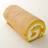 画像: <夏の人気商品> 「マンゴーロールケーキ」 ホールケーキ ¥2,160(¥2,000)/カットケーキ ¥540(¥500) しっとりふわふわなスポンジが好評の当ホテルのロールケーキ。夏のフルーツとして人気の高いマンゴーをカットして、はちみつ入りの甘さ控えめな生クリームで包みました。