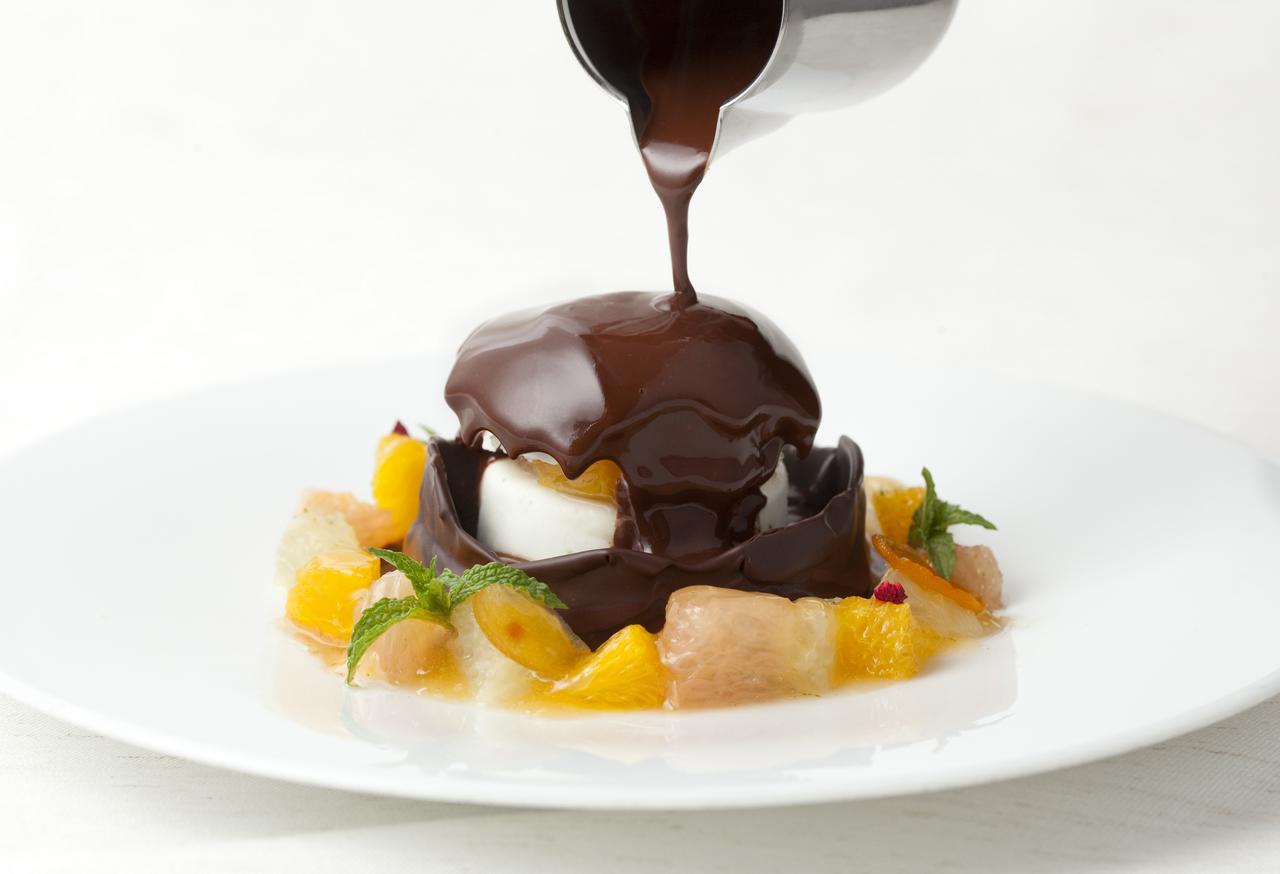 画像1: 仕上げのチョコレートはお客様前で!ライブ感とサプライズ感が楽しめるデザート登場