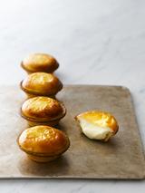 画像: 焼きたてチーズタルト 《1 個 ¥216(税込) / 6 個 ¥1,242(税込)》 北海道のこだわりの原材料をふんだんに使い、チーズムースのフワッととろける口どけ と、手間ひまをかけて 2 度焼きしたサクサク食感のタルト生地のチーズタルト。