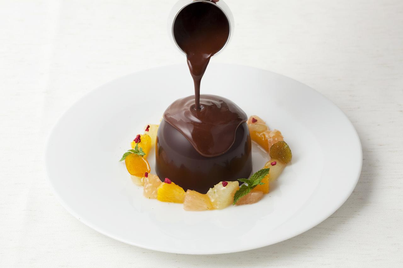 画像2: 仕上げのチョコレートはお客様前で!ライブ感とサプライズ感が楽しめるデザート登場