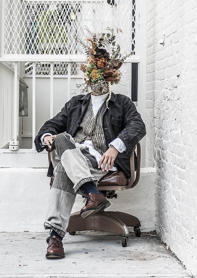 画像: 川本諭(かわもとさとし)プロフィール GREEN FINGERS 代表 / プラントアーティスト グリーンがもつ本来の自然美と経年変化を魅せる、独自のスタイリングを提唱するプラントアーティストとして活動。 自身のディレクションする植物を中心としたライフスタイルショップを東京、NYなどに7店舗展開するほか、インスタレーションや空間スタイリング、商品デザインなど 植物のみにとどまらず、幅広いジャンルのディレクターとしての活動も行う。グリーンと人との関わり方をより豊かに、身近に感じてもらえる新しいフィールドを開拓している。