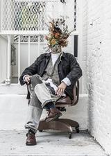 画像: 川本諭(かわもとさとし)プロフィール GREEN FINGERS 代表 / プラントアーティスト グリーンがもつ本来の自然美と経年変化を魅せる、独自のスタイリングを提唱するプラントアーティストとして活動。 自身のディレクションする植物を中心としたライフスタイルショップを東京、NYなどに7店舗展開するほか、インスタレーションや空間スタイリング、商品デザインなど 植物のみにとどまらず、幅広いジャンルのディレクターとしての活動も行う。グリーンと人との関わり方をより豊かに、身近に感じてもらえる新しいフィールドを開拓している。