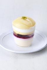 画像: ■商品名:ベリーヌ ピーチメルバ ■価格:584 円(税込) ■販売期間:7 月1 日(土)~ 8 月22 日(火) ■商品説明:旬の桃を楽しめる“ピーチメルバ”をイメージしたベリーヌ。みずみずしい桃のコンポートに香り豊かなバニラムース、桃の果肉入りラズベリーソース、アーモンドビスコッティ、生クリームを合わせました。