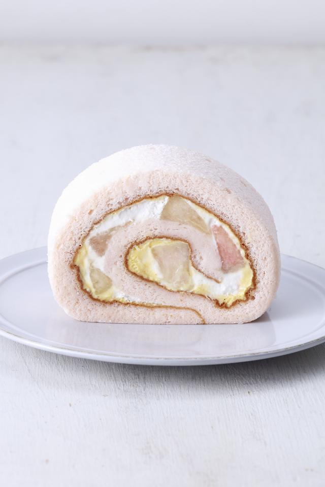 画像: ■商品名:桃のロール ■価格:カット584円/ハーフ(約14cm)2,268円(税込) ■販売期間:7月1日(土)~ 8月22日(火) ■商品説明:甘く香るみずみずしい桃を楽しめるロールケーキ。しっとりとした食感のピンク色のスフレ生地で旬の桃、桃ピュレを加えた生クリーム、カスタードクリームを巻き上げました。