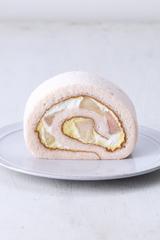 画像: ■商品名:桃のロール ■価格:カット584円/ハーフ(約14cm)2,268円(税込) ■販売期間:7月1日(土)~ 8月22日(火) ■商品説明:甘く香るみずみずしい桃を楽しめるロールケーキ。しっとりとした食感のピンク色のスフレ生地で旬の桃、桃ピュレを加えた生クリーム、カスタードクリームを巻き上げました。