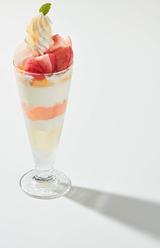 画像: 国産白桃のスペシャルパフェ 699円 白桃ソルベに白桃ゼリー、大きな白桃をトッピング。上から下まで白桃づくしの、贅沢なデザートです。