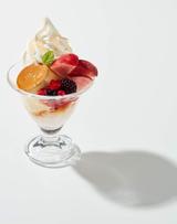 画像: 自家製プリンと白桃のサンデー 599円 ジョナサン自家製のプリンを、白桃のソルベやソースと一緒に楽しめるデザートです。