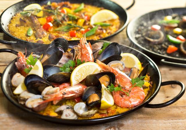 画像: ワインを飲みながら自慢のパエリアを頬張るもよし
