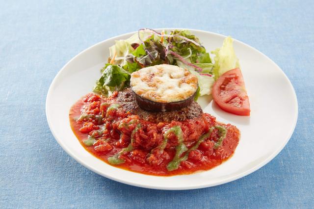 画像: 国産牛と鹿児島産黒豚のハンバーグ 米茄子グリルと濃厚トマトのイタリアン仕立て 1,199円