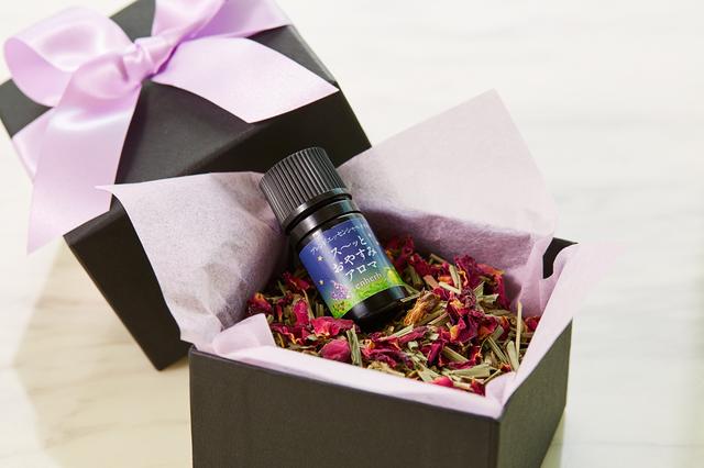 画像: 「enherb」が厳選した爽やかなレモングラスをブレンドしたバスハーブや、ベルガモットやラベンダーなどを配合した夏におすすめのアロマオイルを、お持ち帰りいただけるハーブグッズとしてギフトボックスでお部屋にご用意いたします。