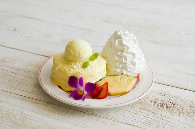 画像: ◇パインココ・パンケーキ パンケーキにはココナッツとたっぷりのパイナップルを入れて焼き上げ、パイナップルのカスタードクリームをたっぷりとかけた夏らしいパンケーキ。涼やかにパイナップルソルベも一緒にお楽しみください。 価格:1,500円(税別)