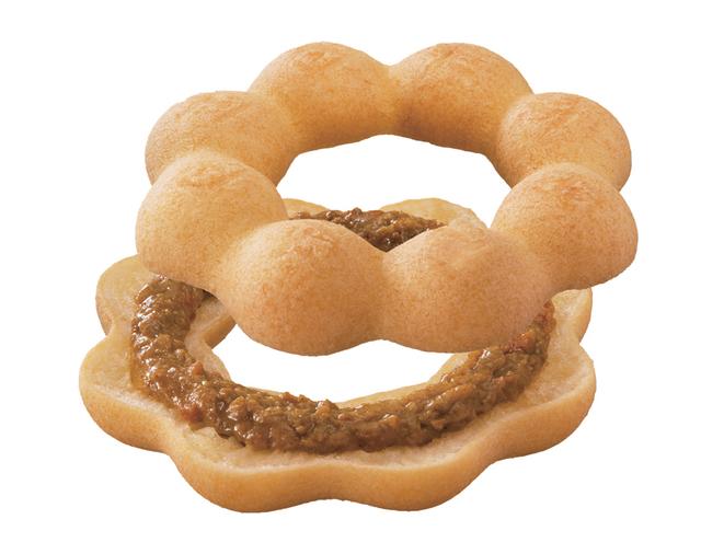画像: ポン・デ・キーマカレー(140円) もちもちとした食感のポン・デ・リング生地に、スパイシーな辛さのキーマカレーフィリングをサンドしました。
