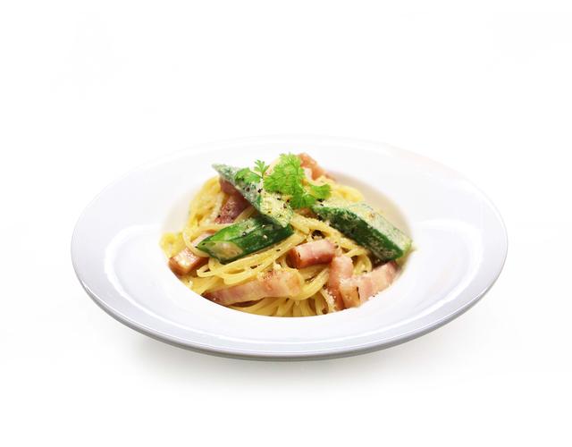 画像: おくらとベーコンの豆乳カルボナーラ 優しい味わいの豆乳を使用したカルボナーラは大ぶりにカットしたオクラとベーコンをトッピング。