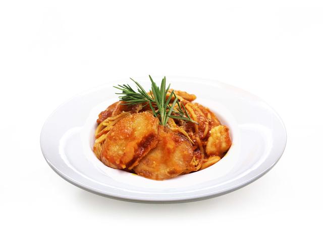 画像: ローズマリーチキンとポテトのトマトソースパスタ ローズマリー風味のチキンとポテトを合わせたボリュームたっぷりのトマトソースパスタ。