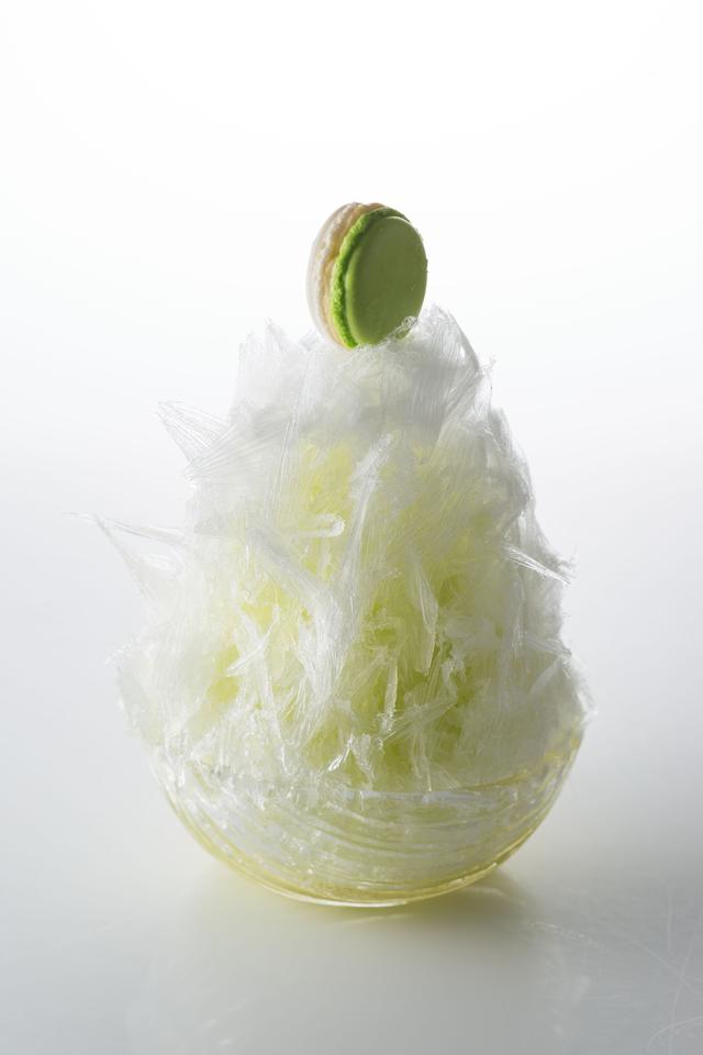 画像: ・メロン・・・みずみずしいメロンの果肉を氷の下に並べ、こんにゃくを使用したゼリーと最後にメロン100%のピューレを氷にかけて、上品な味わいに仕上げました。