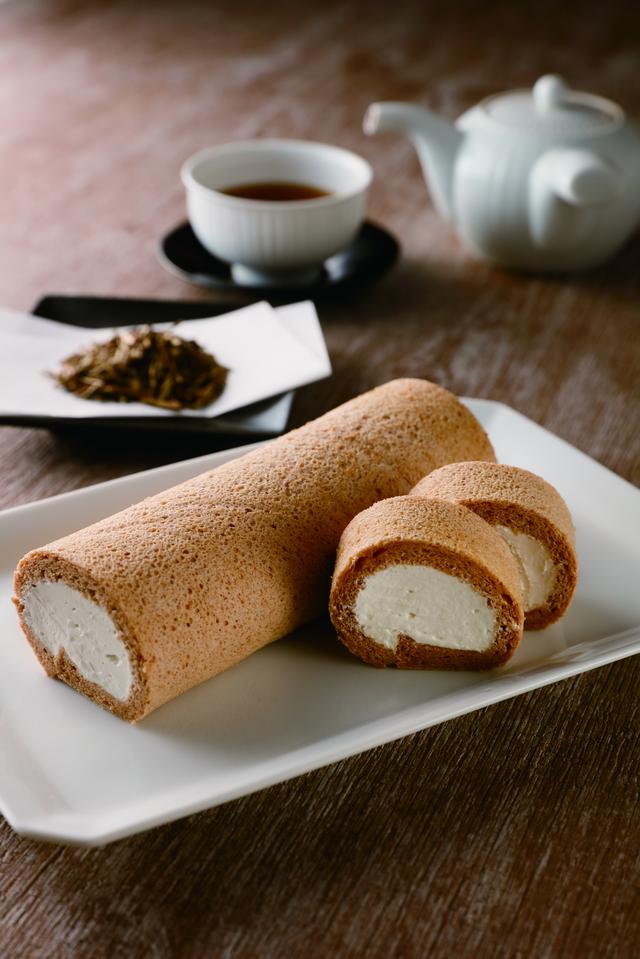 画像: 2種類の生クリームを合わせコクと軽やかさを出したクリームを、しっとりとした食感のシフォンケーキ生地で包んだロールケーキ。クリームと生地の両方に「一保堂茶舗」の「極上ほうじ茶」を使用。 【価格】2,160円(税込み) ※サイズ:約17cm ※「レックコート」はテイクアウト販売のみ。ホテル北隣「カフェ りょーい」ではイートインで提供しております。