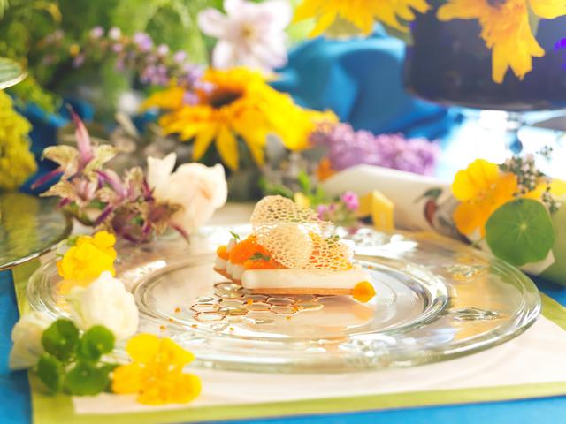 画像: FLEUR D’ORANGER comme un blanc manger, gelée de camomille et crème glacé de miel à la liqueur de sapin オレンジフラワーウォーターのブランマンジェ 蜂蜜ともみの木リキュールのアイスクリームと共に オレンジの花から抽出したエッセンスの上質な香りが特徴のオレンジフラワーウォーターを使ったブランマンジェ。 森の自然を彷彿とさせる爽やかな香りが楽しめる “もみの木リキュール”(もみの木の新芽などから造られたフランスのリキュール)と蜂蜜を使ったアイスクリーム。 そして、癒しのハーブであるカモミールのジュレをあしらっています。蜂蜜に因んで、蜂の巣をデザインした遊び心たっぷりのメレンゲのデコレーションが楽しめるひと皿です。