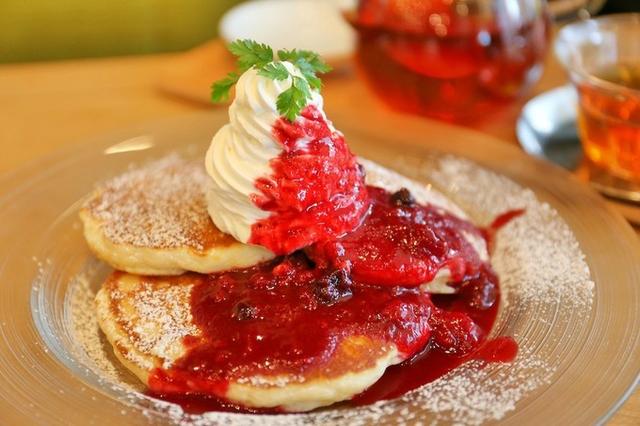 画像: 「ベリーソースのパンケーキ」1,180円(税抜) ※6月12日より新登場 酸味と甘味のバランスに優れたこだわりの新作です。
