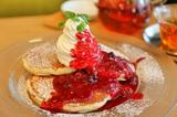 画像: 「ベリーソースのパンケーキ」1,180円(税抜) ※6月12日より新登場 酸味と甘味のバランスに優れたこだわりの新作です。