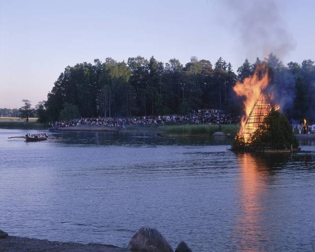 画像: 夏至祭(ユハンヌス)は、フィンランドの人にとって大切な祝日の一つで、盛大にお祝いをします。今年は、イブである6/23、6/24が夏至祭の祝日です。セウラサーリは、ヘルシンキ郊外に浮かぶ島の一つで、夏の間のみ、野外博物館となっています。伝統的な木造建築の建物がフィンランド各地から移築されており、レトロな雰囲気と自然を楽しむことができます。夏至祭の日には、コッコと呼ばれる松明が焚かれ、民族衣装を着た人々が伝統音楽を演奏したり、ダンスを楽しむことができます。また、夏至祭には、恋や結婚にまつわるおまじないがたくさんあり、結婚式が多く行われる日でもあります。未婚の若い女性が7つの花を集めて夏至の夜に枕の下に置いて寝ると、夢に未来のフィアンセが現れる、という白夜にまつわる言い伝えが昔から信じられています。恋愛力アップも兼ねてこの特別な日にフィンランドを訪れてみるのはいかがでしょうか。