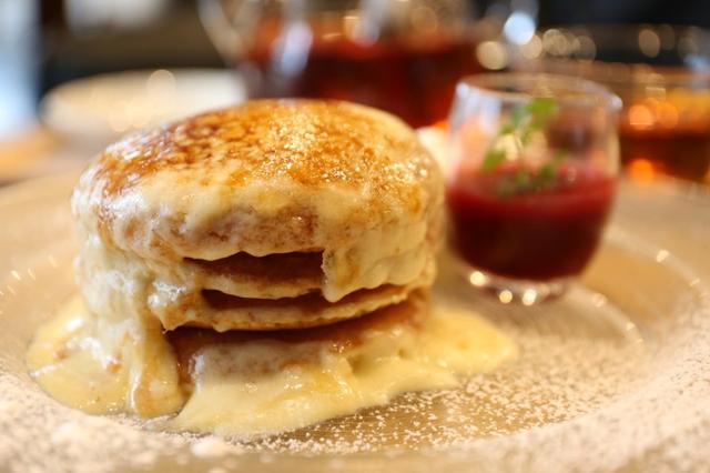 画像: ブリュレパンケーキ」1,080円(税抜) 期間限定キャンペーンの対象商品です。しっとりとしたパンケーキの上には、たっぷりの生クリームとカスタードクリームをかけて提供いたします。表面はパリッとしたしていますが、ナイフを入れるととろ〜りとした表面とは異なる食感が楽しめる一品に仕上げました。