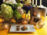 画像: CANARD grillé au binchotan, jus lié au pistou et aubergines quadrillées 幼鴨の備長炭グリエ バジル風味のソース 香ばしいナスとソッカ添え トゥールダルジャンのシグネチャーメニューである、備長炭でグリエした幼鴨のロースト。今回はバジル風味のソースでお楽しみいただきます。傍らには南仏ニースの伝統的な郷土料理である“ソッカ”(ひよこ豆を使ったガレット)などを添えています。