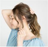 画像: ②顔まわりにはおくれ毛を残し、トップをつぶさないように注意しながら、手ぐしでラフにポニーテールをつくる。