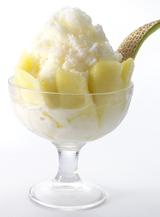 画像: ♦メロンとバニラフレーバーのかき氷&スパークリングワインのソルベ 2,000円 (※数量限定) メロンの果肉を贅沢に使用しバニラ味のかき氷との相性も抜群です。さらに、かき氷をかきわけると現れるのはロゼのスパークリングワインのソルベ。お酒の風味を利かせた大人の方が楽しめる味わいに仕上げました。