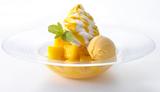 画像: ◆マンゴーフレーバーのかき氷&ココナッツ風味のエスプーマ 1,600円 ふわふわとした食感のマンゴー味のかき氷の上に、ココナッツ風味のエスプーマ(泡状のムースにしたもの)をのせており、食感の違いをお楽しみいただけます。さらには、マンゴーのソルベ、マンゴーの果肉を贅沢にトッピングしました。