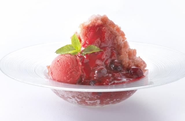 画像: ◆イチゴフレーバーのかき氷&ソフトクリーム ベリーソース 1,600円 ふわふわとした食感の苺味のかき氷の中に、ソフトクリームが隠れています。トッピングのミックスベリーの果肉とベリーソースの酸味、ソフトクリームの濃厚な甘みで絶妙なバランスの味わいに仕上げ、ラズベリーのソルベをトッピングしました。