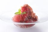 画像: ◆イチゴフレーバーのかき氷&ソフトクリーム ベリーソース 1,600円 ふわふわとした食感の苺味のかき氷の中に、ソフトクリームが隠れています。トッピングのミックスベリーの果肉とベリーソースの酸味、ソフトクリームの濃厚な甘みで絶妙なバランスの味わいに仕上げ、ラズベリーのソルベをトッピングしました。
