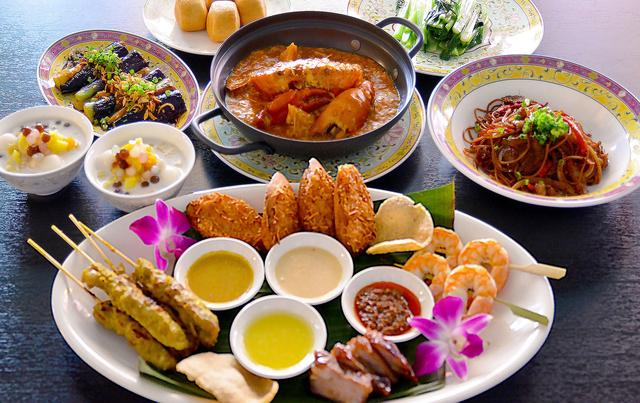 画像: ● チリクラブ&ホーカーズプレートセット 4,500円 シンガポールではホーカーと呼ばれる飲食店が軒を連ねる場所が点在しています。ホーカーは、シンガポールのソウルフードが詰まった活気ある場所です。ホーカーで提供されているオーセンティックな料理を楽しみながら、名物チリクラブも堪能できる大変お得なシンガポールを丸ごと楽しめるセットメニューです。 ≪メニュー≫揚げ茄子のサンバルソース/ホーカーズプレート/青菜炒め/名物チリクラブ/揚げパン(おかわり自由)/ブラックペッパー焼きそば/ボボチャチャ