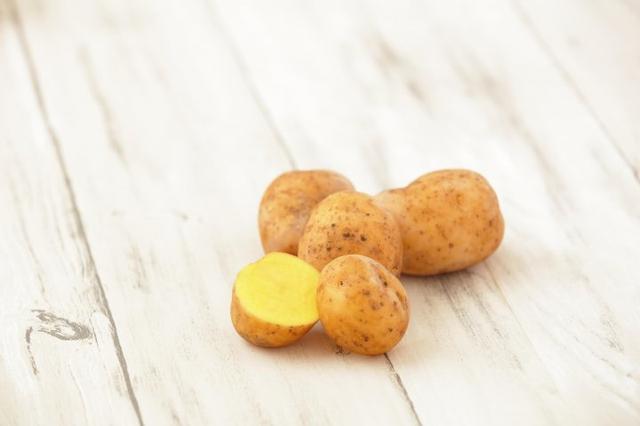 画像: インカのめざめ 小さい品種で栗のような食感が特徴です。シンプルに焼きじゃがいもで提供します。