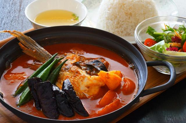 画像: ●フィッシュヘッドカレー/Fish Head Curry/口加口厘火悶(※)魚頭 1,620円 (ジャスミンライス、サラダ、スープ付) シンガポール名物の魚の頭を丸ごと煮込んだスパイスカレー。クミンやフェヌグリーク、コリアンダー等厳選したインドのカレースパイスを独自のレシピで調合したミックススパイスにサンバルソースやタマリンドを加え独特の辛味と酸味を表現。様々なスパイスにはデトックス効果やアンチエイジングの効能も。新鮮な真鯛の頭と地産の夏野菜、アクセントにパイナップルのフルーティーな香りを添えた福岡天神店限定シンガポールフィッシュヘッドカレー。