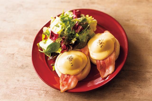 画像: ・エッグベネディクト 税別1080円 半熟の卵とまろやかなオランデーズソース、ベーコンの薫香がいつものマフィンを1ステージ高めます。