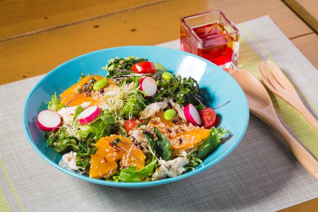 画像: ●パワーサラダ ¥780 「タンパク質」「緑黄色野菜」「フルーツ」「オイル&ビネガー」の4つの素材をうまく組み合わせ、ビタミン、ミネラル、食物繊維、タンパク質、脂質など、体に大切な栄養素が無理なく摂取できるサラダ。 (デコポン、旬の新鮮野菜、スプラウト、キヌア、ケール、ビーンズ、鶏ささみ等)