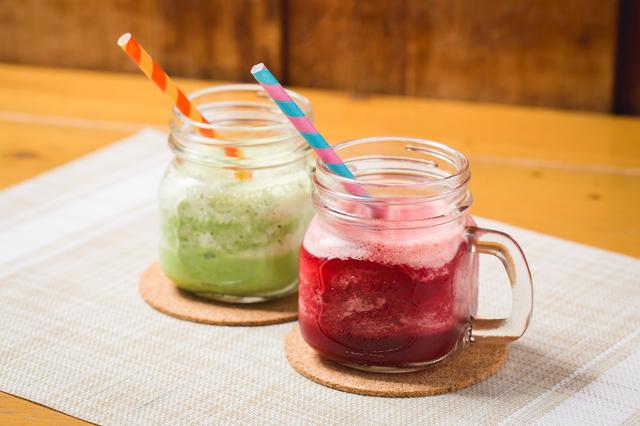 画像: ●ジュースクレンズ ~グリーンスムージー~ ¥680 体内の解毒と浄化を促すケールと、ビタミンと食物繊維たっぷりのフルーツを使ったスムージー。デトックス効果が期待できます。 (ケール、グレープフルーツ、リンゴ、バナナ、ハチミツ、豆乳) ●ジュースクレンズ ~レッドスムージー~ ¥680 スーパーフードと呼ばれるビーツ、アサイーをベースに抗酸化作用のあるフルーツを使ったスムージー。アンチエイジング効果が期待できます。 (ビーツ、リンゴ、アサイー、バナナ、しょうが、ベリー、ハチミツ、水)