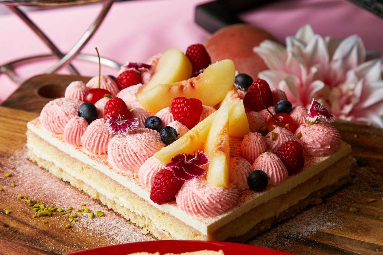 画像: 【おすすめメニュー:桃とチェリーのショートケーキ】 こちらは皆が大好きな定番スイーツ。たっぷりの桃とチェリーでショートケーキをトッピングしました。