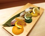 画像: 魚がし日本一「柑橘三貫セット」 特別メニュー :540円(Blue Moon 単品864円) イカには炭塩とレモン、真鯛にはポン酢とオレンジ、スズキにはハーブ塩とライムの組み合わせ。フルーティで爽やかなBlue Moonに合わせ、3種類の柑橘類で召しあがれるマリアージュ三貫セットです。