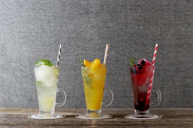 画像: (写真右)フローズンソーダ クランベリー ¥800+tax ラズベリー&ローズのコーディアルソーダに、フローズンクランベリージュースとミックスベリーをトッピング。甘酸っぱくてすこし大人味のクランベリーフローズンソーダ。 (写真中央)フローズンソーダ オレンジマンゴー ¥800+tax オレンジのソーダに、フローズンマンゴージュースとオレンジを浮かべたフローズンドリンク。まろやかなマンゴーの甘みがオレンジと美味しいバランス。 (写真左)フローズンソーダ アップルマスカット ¥800+tax アップルソーダに、爽やかな甘みのフローズン白ぶどうジュースとアップルを添えました。あっさりながらも、上品な味わいのフローズンソーダ。