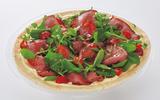 画像: 【ローストビーフの冷製ピザセット】 Mサイズ ¥2,300(税別) ドリンク2本付き ※伊藤園健康ミネラルむぎ茶、またはコカ・コーラ他各種ドリンクの中からお選びください。