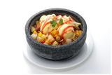 画像: 「ドルアイス」880円 キンキンに冷やした石焼鍋に入れたアイスやフルーツ、フレークなどを、自分でお好みの状態まで混ぜて食べるストーンアイスデザート。