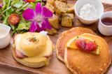画像: モーニングメニュー エッグスベネディクト&パンケーキ/クラブケーキベネディクト&パンケーキ ケサディーヤ&レギュラーサラダ/アサイーボウル/レインボーパパイヤ・ボート 朝限定のセットメニュー。 定番のパンケーキとエッグベネディクトのセットは、1プレートで2つのお味を楽しむことができ、優雅な朝にぴったりです。アサイーボウルやパパイヤ・ボードは、ハワイを感じることができます。朝からあまり食べることができないという方におすすめです。 ※ホットコーヒーのみ、おかわり自由