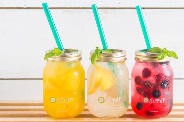 画像: 《ノンアルコール生絞りスカッシュ》 お酒が飲めない方には、こちらがおススメ。たっぷり果肉の入った爽やかなスカッシュは、バリエーション豊かに全8種類ラインナップ。フルーツジャーに入った思わず写真に撮りたくなる可愛さもポイントです!