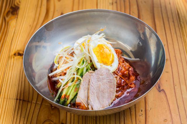 画像: 【ピビン麺】程よい辛みと旨みのある甘辛冷麺!