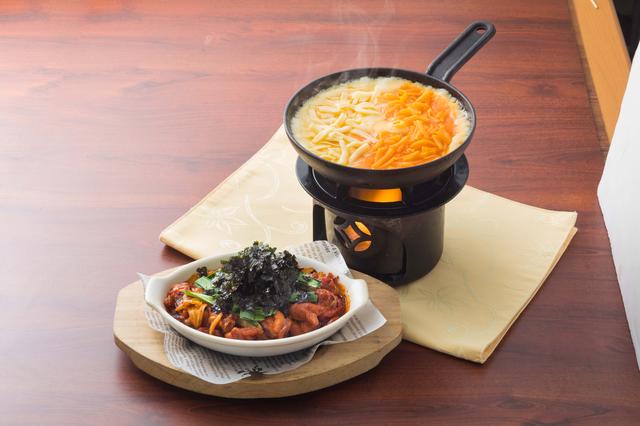 画像1: とろ~りチーズ&旨辛鶏肉が最強タッグすぎる!